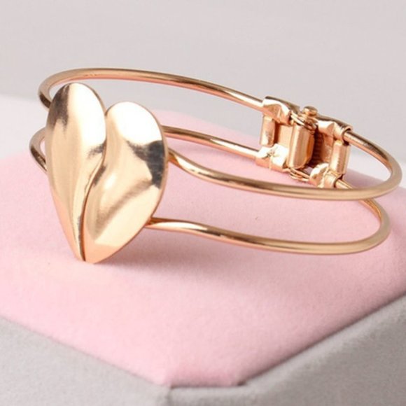 Gorgeous 18k gold plated Heart Bangle - Picture 1 of 9